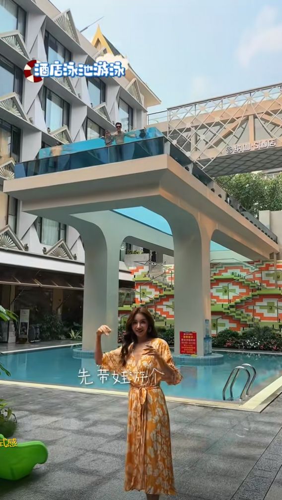 麦迪娜穿泳装美呆了4岁女儿颜值真的高J9国际集团姜潮一家人在云南旅游！