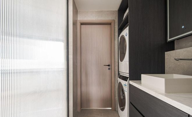 弃阳台电视墙打满柜子场面实用大气j9国际站这对夫妻太有远见坚持摒(图3)