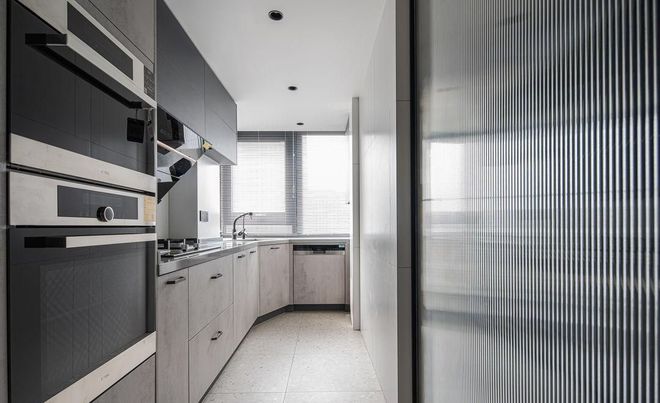 弃阳台电视墙打满柜子场面实用大气j9国际站这对夫妻太有远见坚持摒(图9)